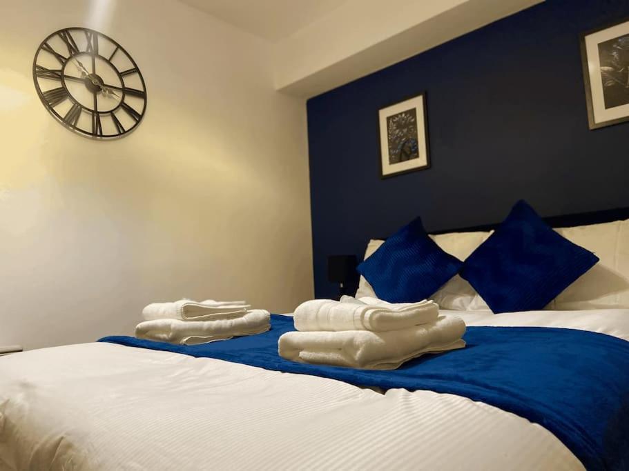 Broad Street -central-couples-1 Bedroom Apartment