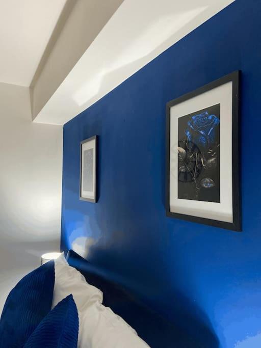 Broad Street -central-couples-1 Bedroom