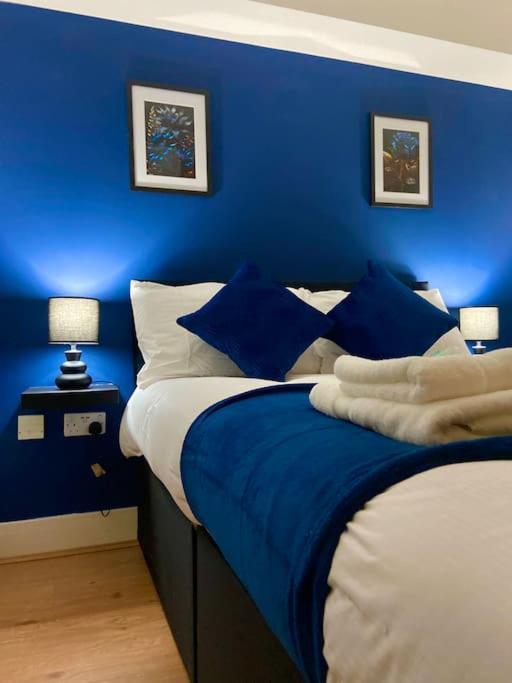 Broad Street -central-couples-1 Bedroom Apartment *