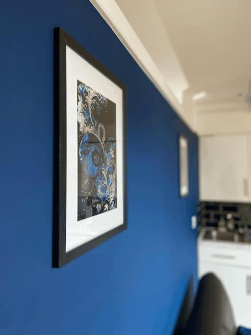 Broad Street -central-couples-1 Bedroom Apartment *