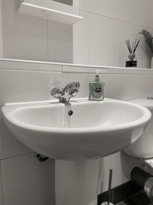Broad Street -central-couples-1 Bedroom Apartment