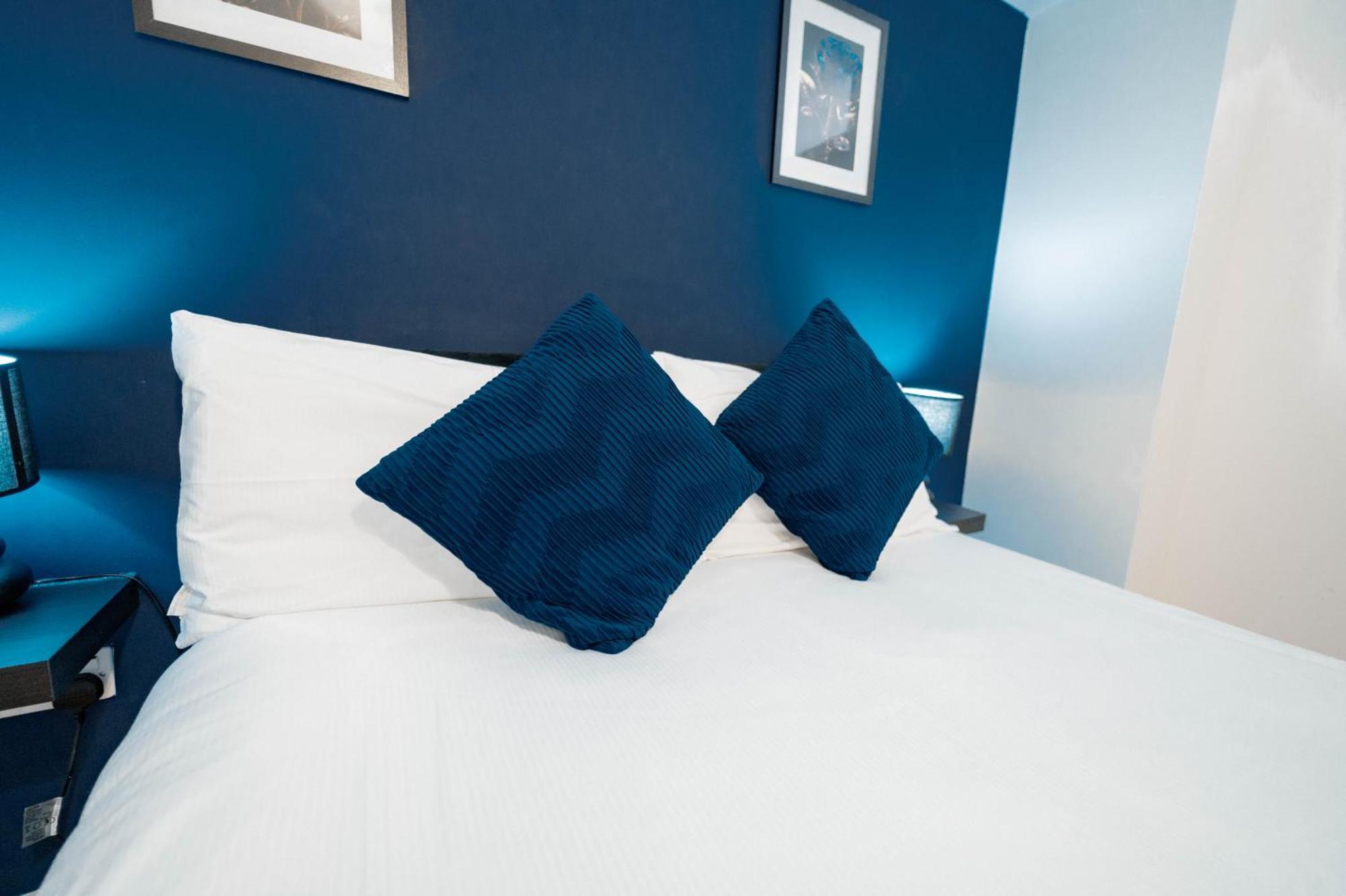 Broad Street -central-couples-1 Bedroom Apartment *