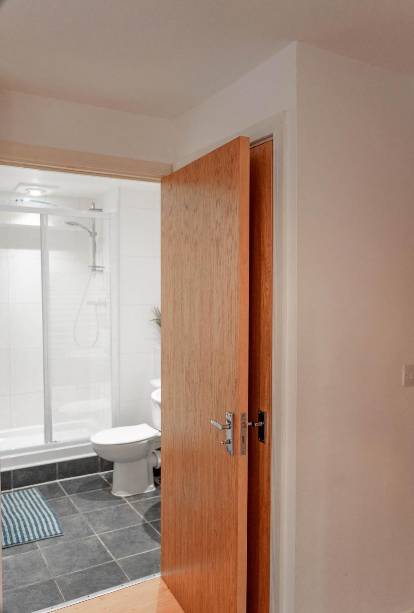 Broad Street -central-couples-1 Bedroom Apartment Birmingham