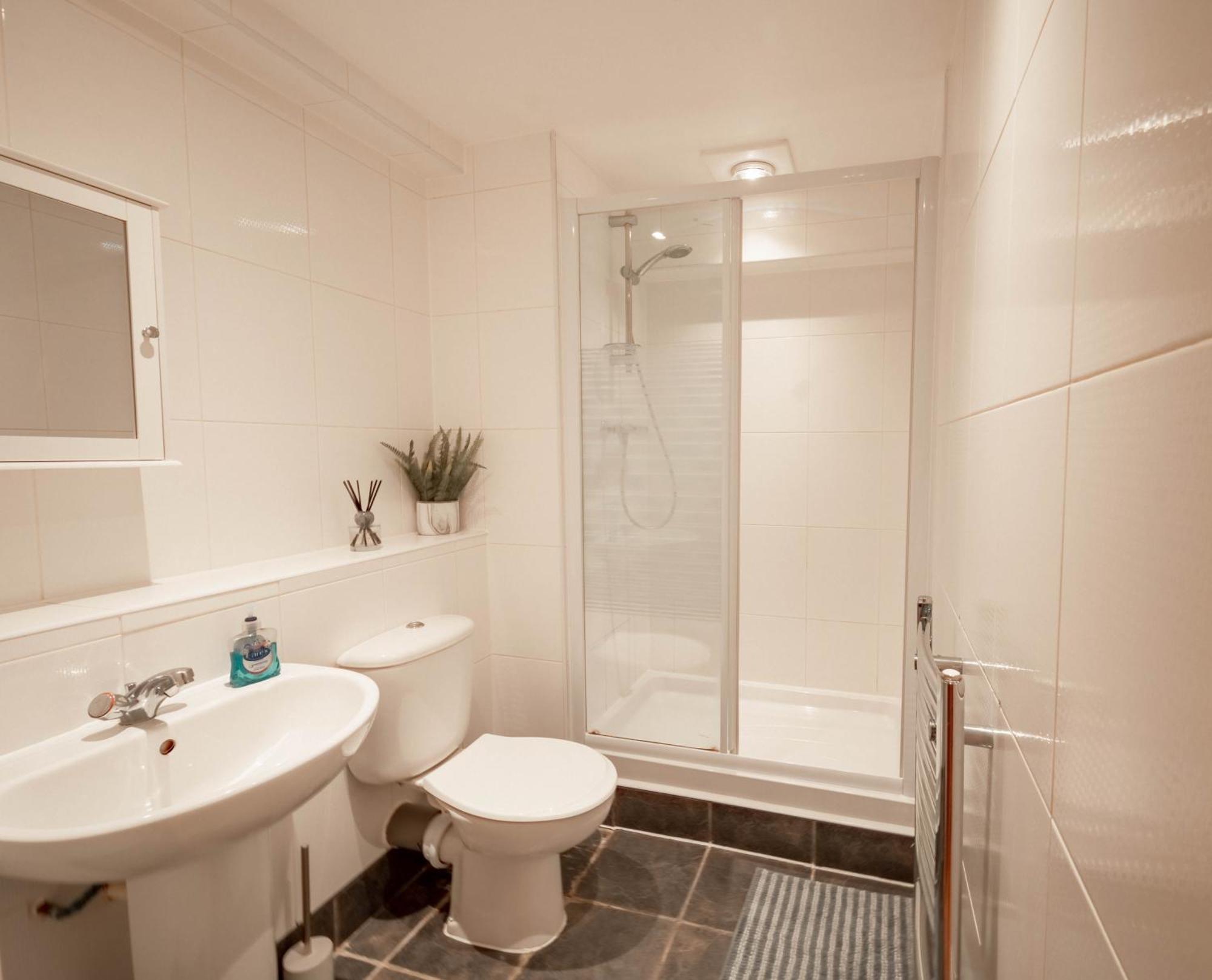 Broad Street -central-couples-1 Bedroom Apartment *