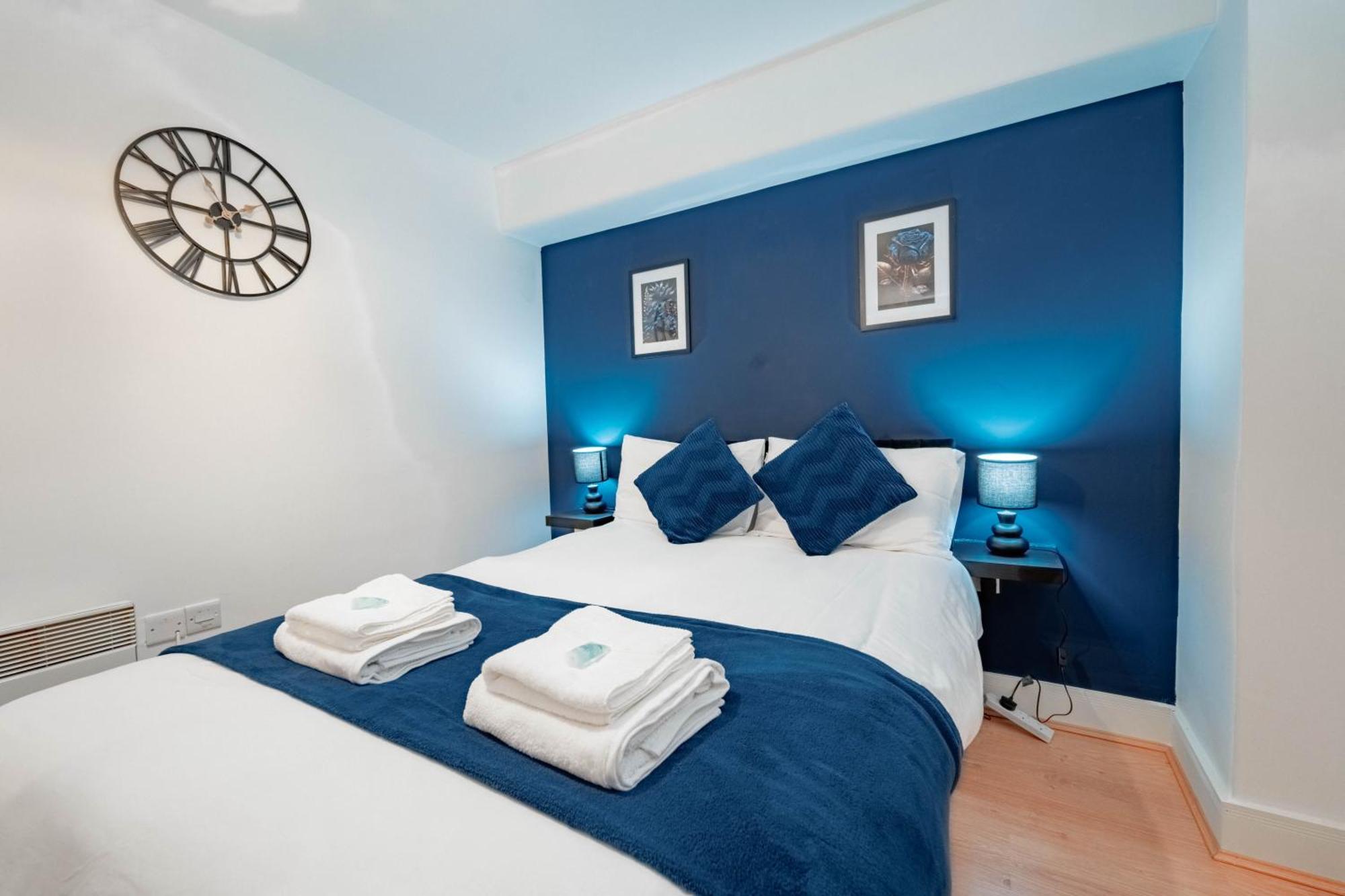 Broad Street -central-couples-1 Bedroom Apartment