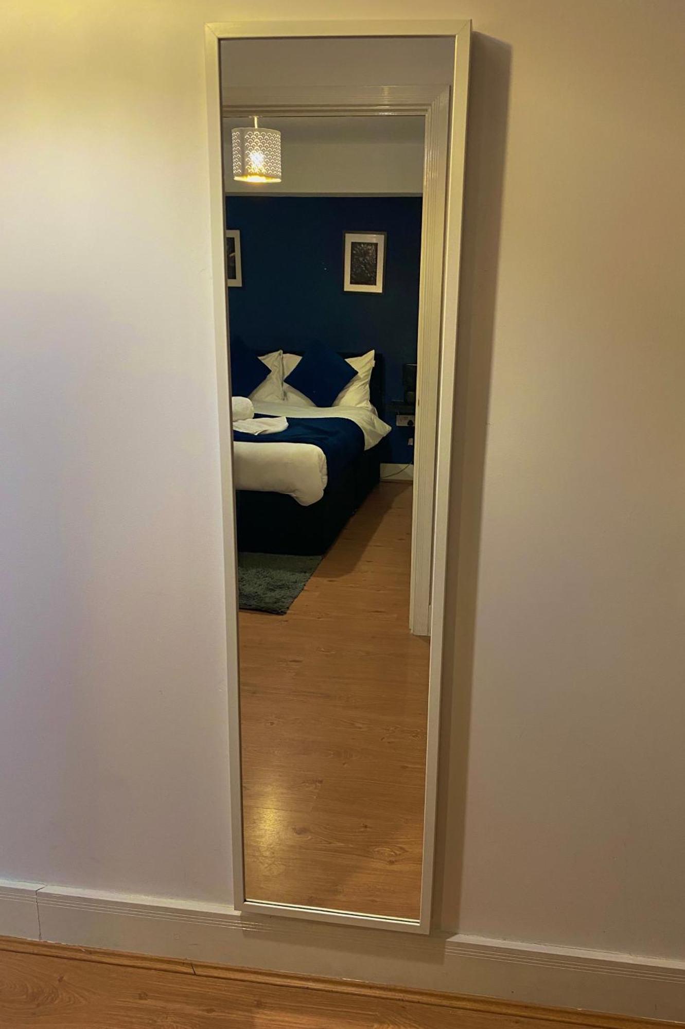 Broad Street -central-couples-1 Bedroom Apartment *